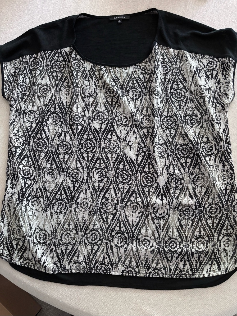 Relativity Black & White Printed Scoop Neck Blouse